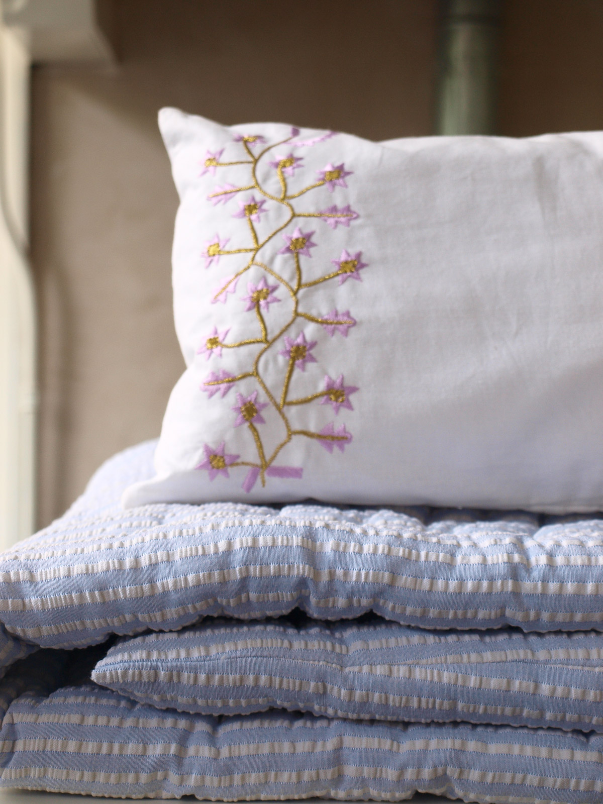 embroidered pillow 41x27 cm - 1031